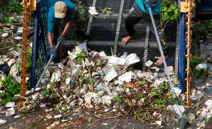 Operazione di rimozione plastica nel fiume più inquinato del mondo