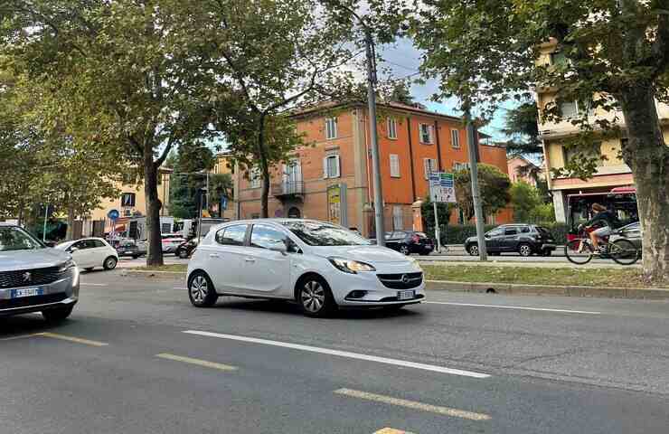 auto in strada a Bologna