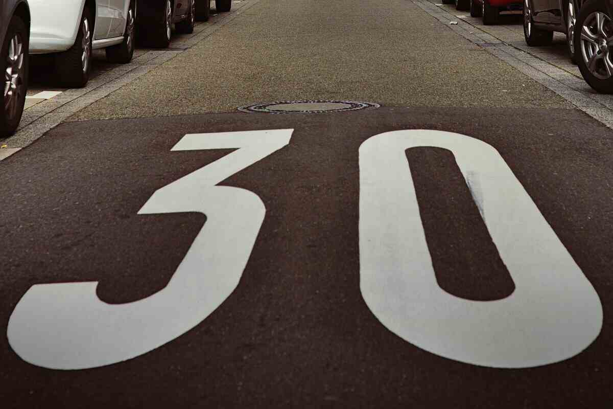 velocità 30 km/h scritto per terra