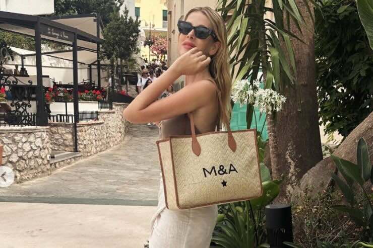 Alessia Marcuzzi: dove ha preso la sua borsa e cosa significano le lettere su di essa