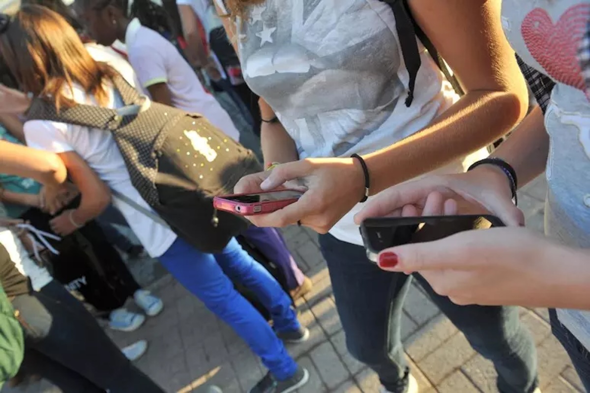 Scuola, stop assoluto all'utilizzo del cellulare: cosa cambia a settembre