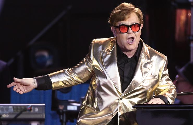 Elton John, succede mentre fa shopping: momento imbarazzante