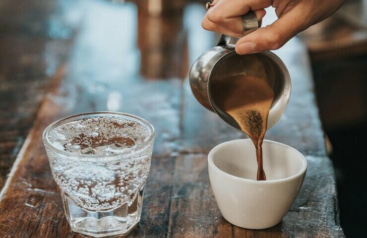 rovesciare caffè in una tazzina