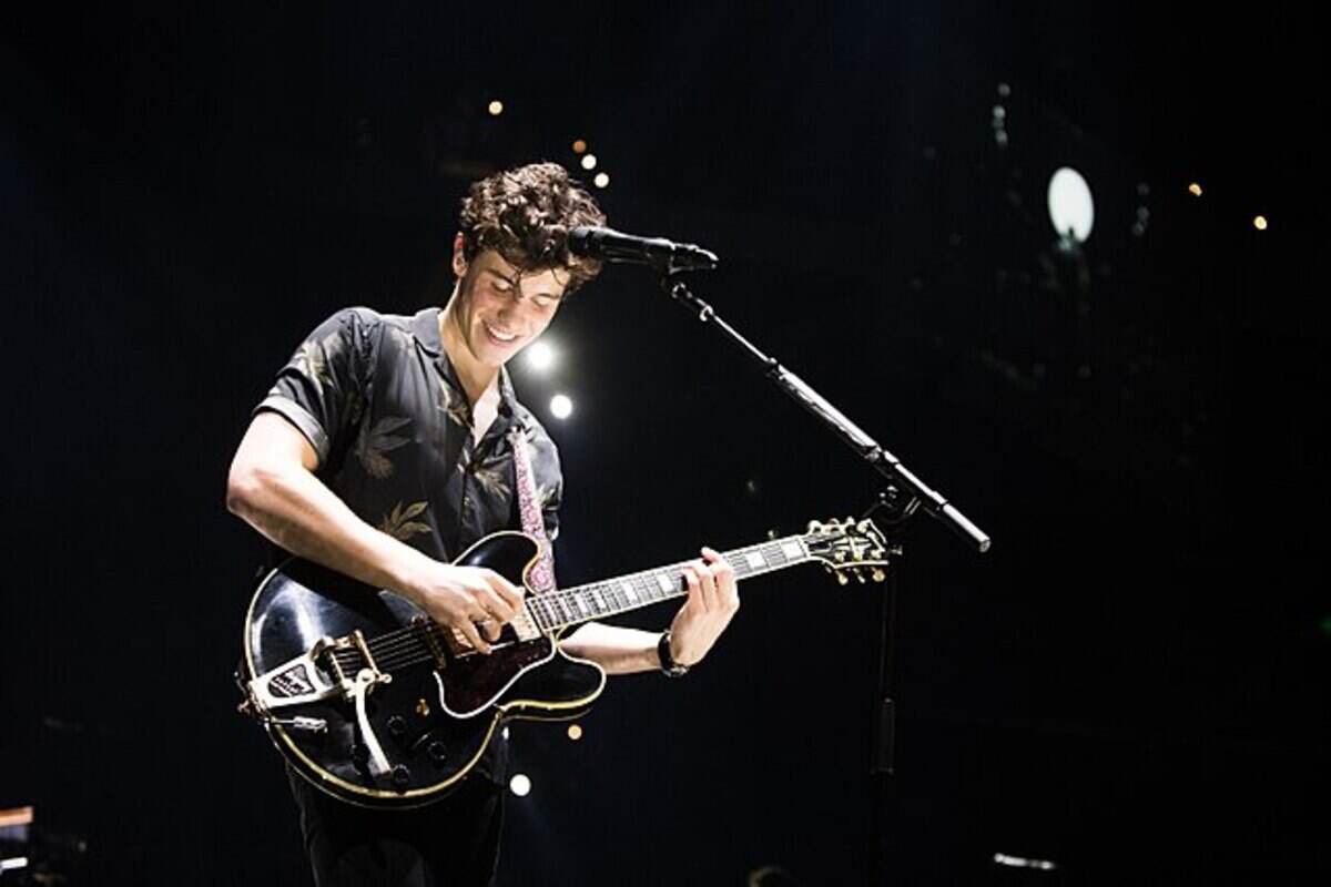 Shawn Mendes suona e canta sul palco