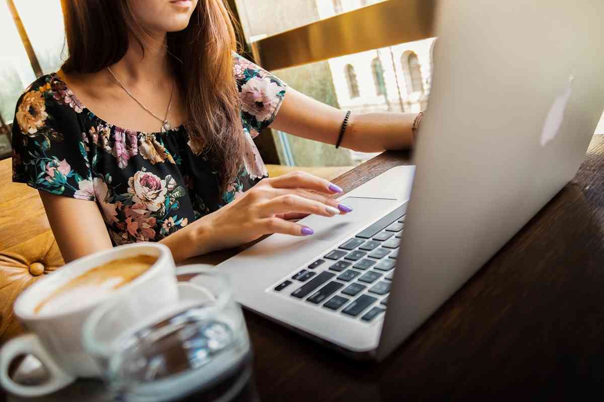 Ragazza al lavoro